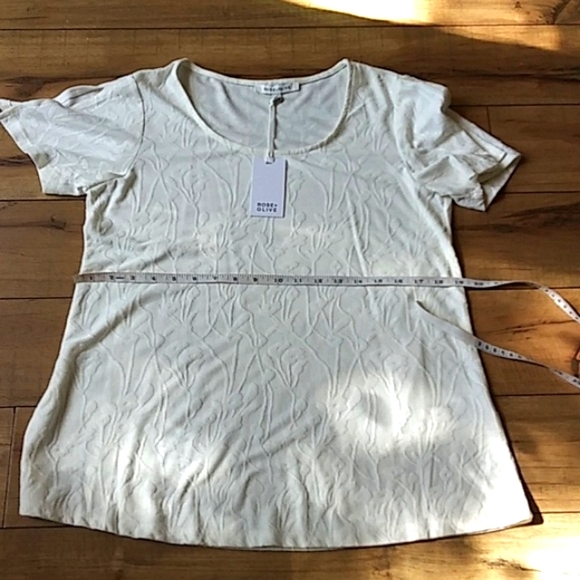 NWT Off White Texture Cold Shoulder Top By Rose + Olive. Size M - Picture 15 of 17